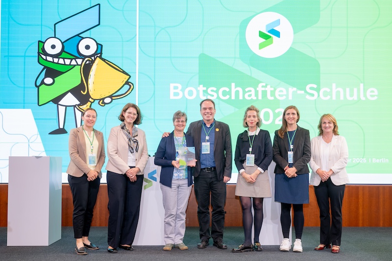 NRW-Botschafterschule 2025 | Realschule an der Niers, Mönchengladbach (mittig) wird durch die Förderer BA, BDA, JP Morgan, Microsoft und Siemens ausgezeichnet ©Christian Kruppa