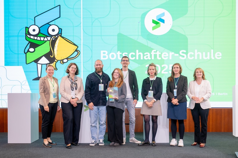 NRW-Botschafterschule 2025 | Erich-Kästner-Schule Bochum (mittig) wird durch die Förderer BA, BDA, JP Morgan, Microsoft und Siemens ausgezeichnet ©Christian Kruppa