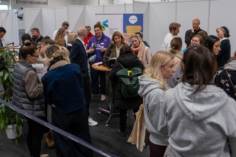 Gesprächsrunde auf dem „Meet & Match“ zwischen den Vertreter: innen der Schulen und Unternehmen ©Einstieg | Jan Doré
